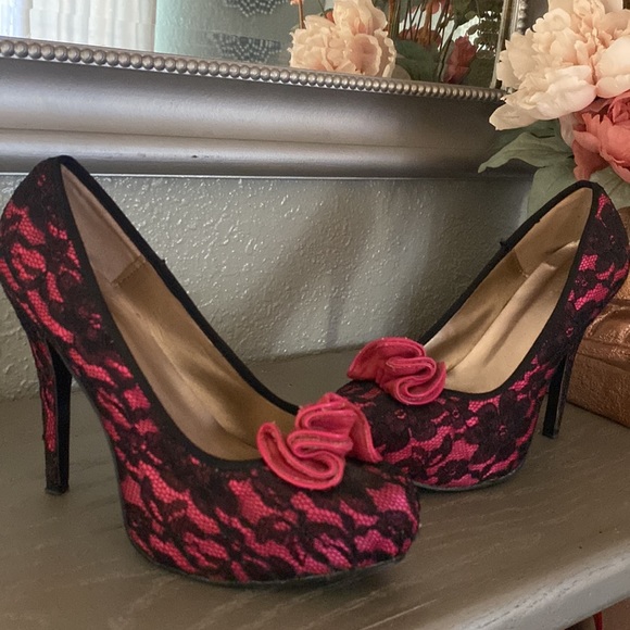 Flirty Pink and black laced high heels - Picture 3 of 3